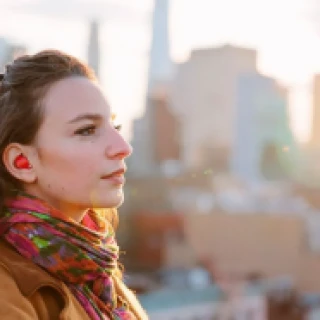 Dispositivo para oído traduce idiomas extranjeros en tiempo real